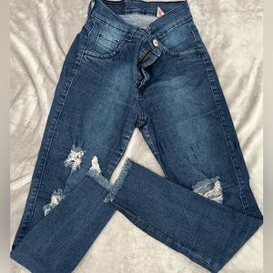 Ankle high ripped jeans